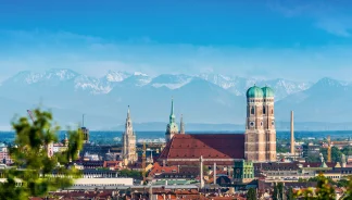 Blick auf München vor Alpenpanorama