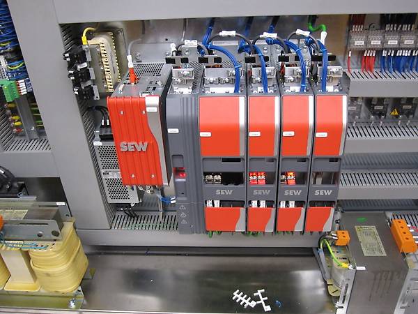 Quadro elettrico con MOVI-C e PLC Power