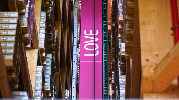 Energie-effiziente Regalbediengeräte, Power and Energy Solutions, Palettenfördertechnik im Einsatz bei Weleda