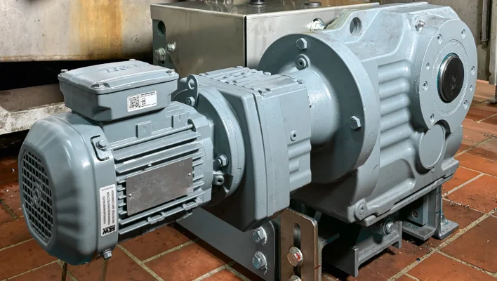 Customized drive solution with compound gearmotor and the necessary modifications