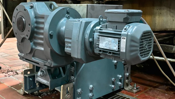 Customized drive solution with compound gearmotor and the necessary modifications
