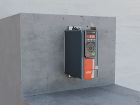 Standard-Umrichter MOVITRAC® classic, an einer Betonwand montiert, mit digitalem Display und Bedienelementen