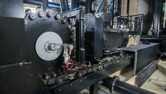 X3 KS 200 industrial gear unit behind the sprocket
