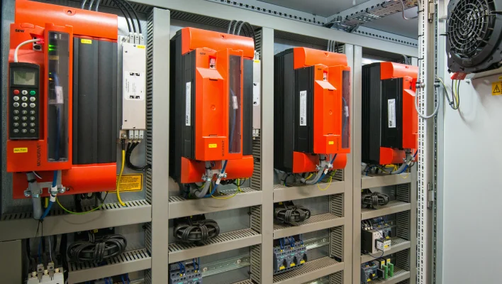 Control cabinet: Standardized control cabinets save time during daily inspections. 