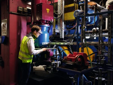 blau lackierte Anlage mit roter Antriebstechnik und Servicetechniker