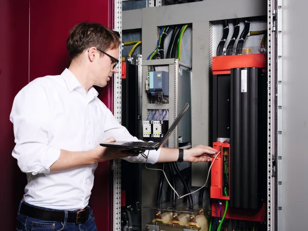 Mann mit Laptop in der Hand