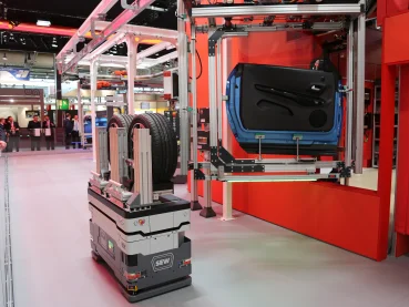 Montageassistent mit Rädern und Elektrohängebahn mit Tür
