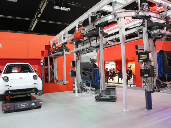 Weißes e.GO-Fahrzeug, Elektrohängebahn mit Tür