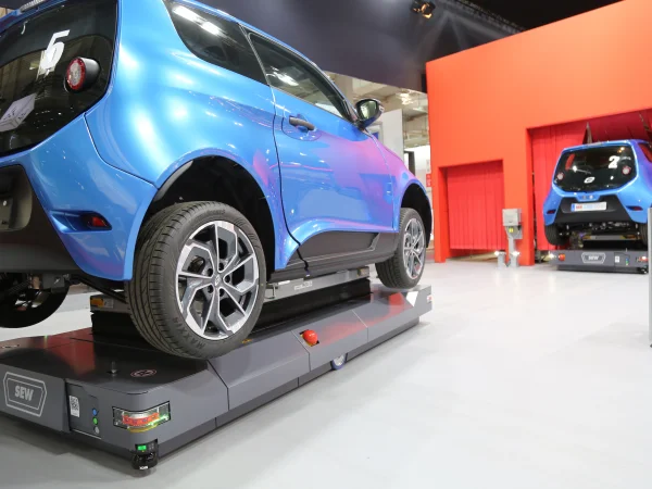 Blaues e.GO-Fahrzeug auf Montageassistent