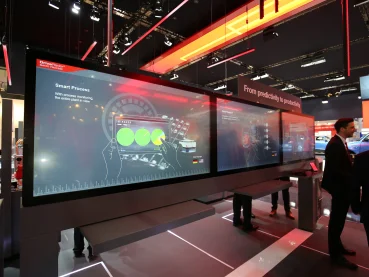 Drei Bildschirme zum Thema DriveRadar® / Condition Monitoring und Predictive Maintenance