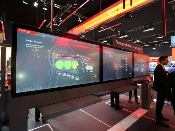 Drei Bildschirme zum Thema DriveRadar® / Condition Monitoring und Predictive Maintenance