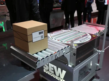 Paket auf Rollenbahn und Drehtisch / mit ECDriveS®-Rollenbahnantrieben