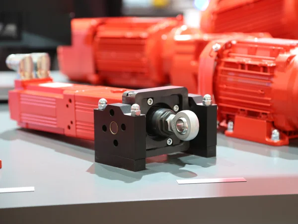 Roter Elektrozylinder mit schwarzem Spindelantrieb