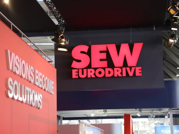HANNOVER MESSE Messestand / Messe-Slogan VISIONS BECOME SOLUTIONS und SEW-EURODRIVE Logo