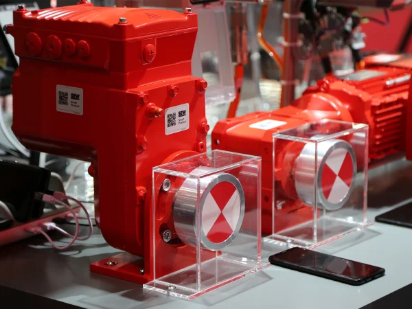 Rotes MOVIGEAR® und weitere rote Antriebe