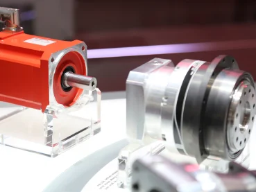 Roter Servomotor CM3C.. und PxG-Servogetriebe