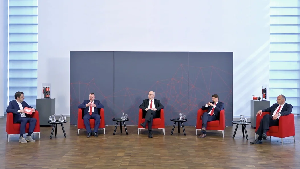 Panel discussions Mobile Systems / General Managers / Experts