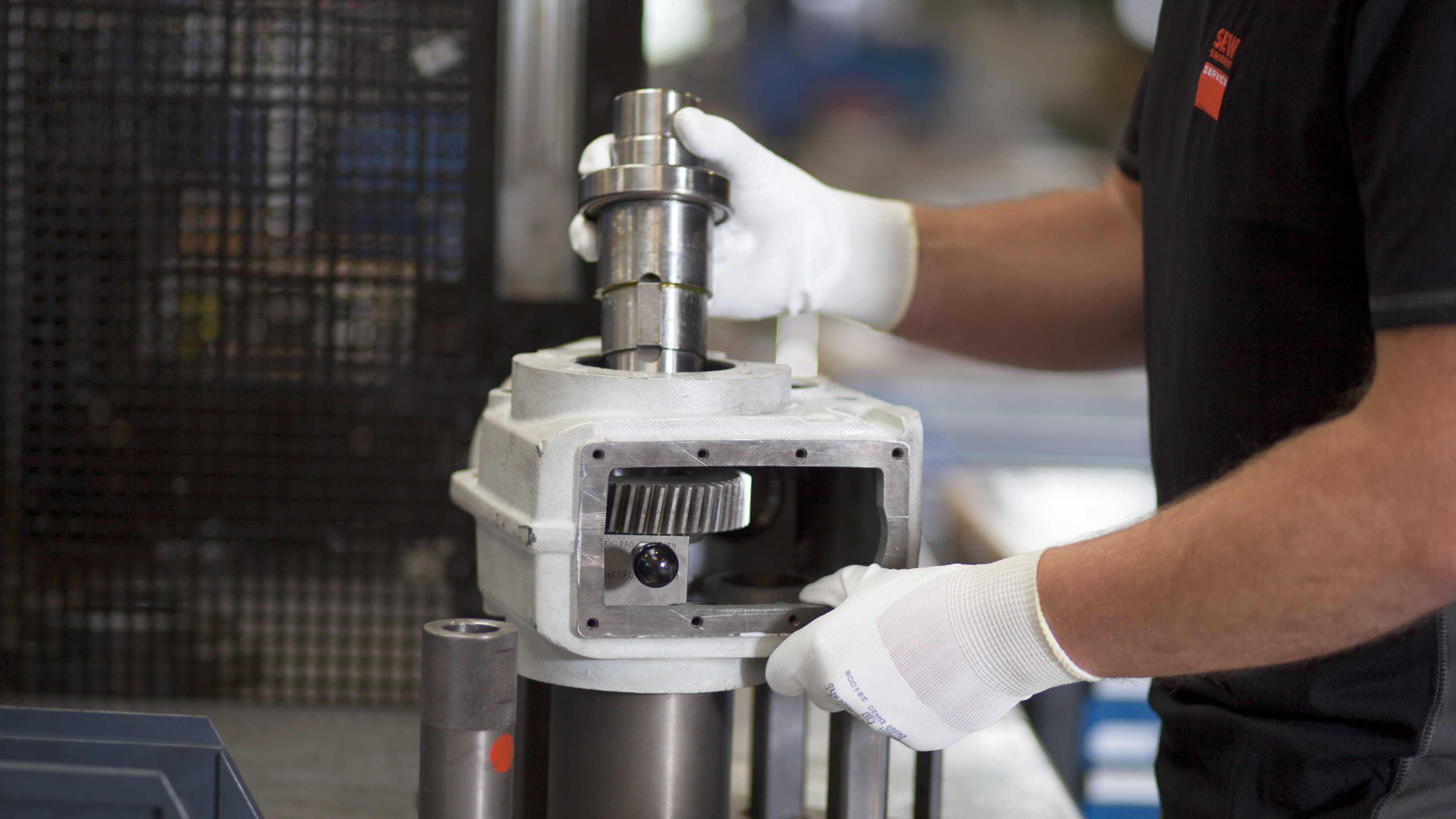 SEW-EURODRIVE employee carrying out express assembly work