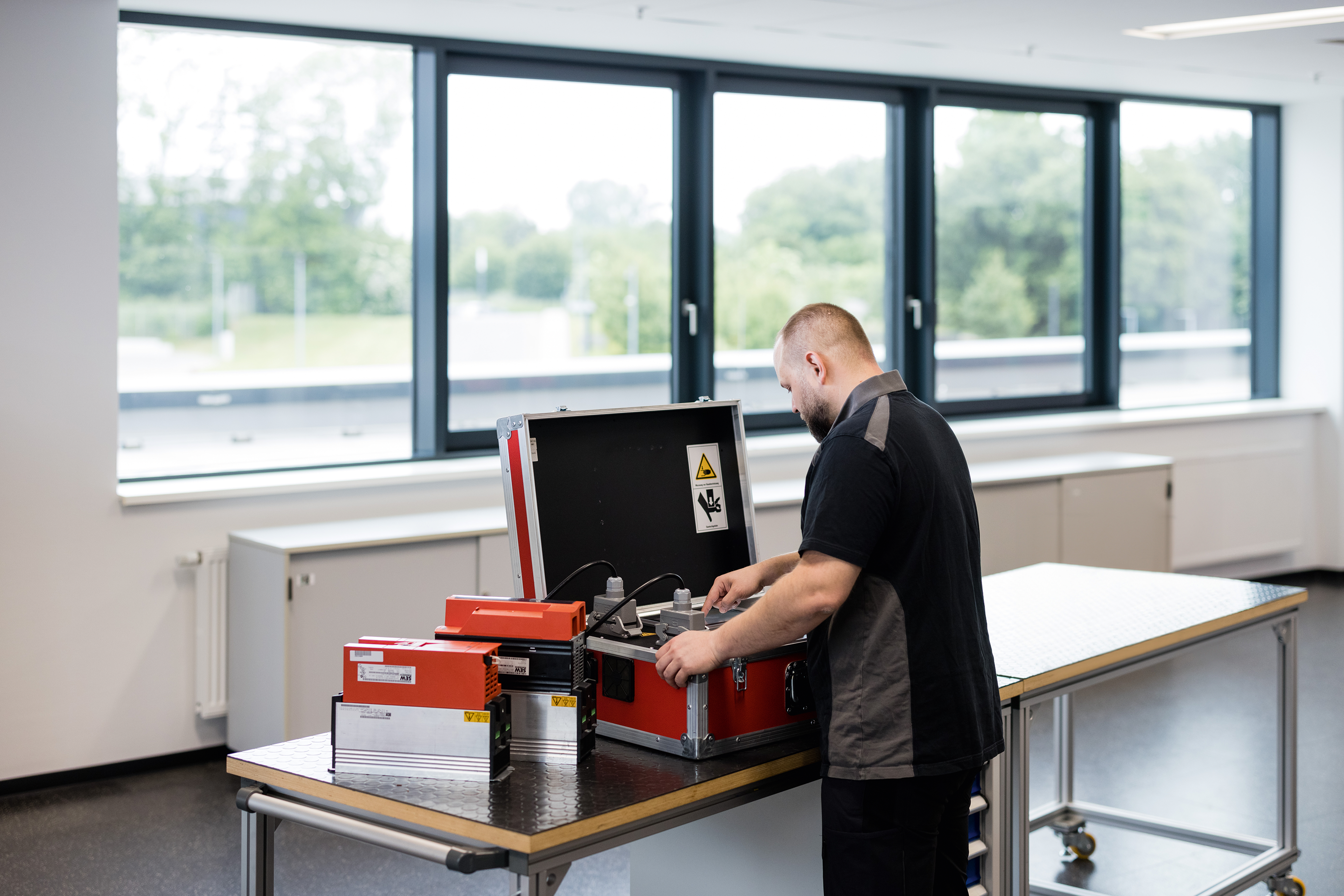 SEW-EURODRIVE-Mitarbeiter bei der Formierung