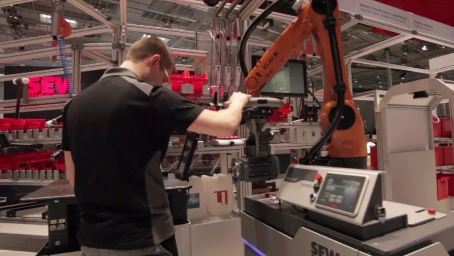 Learn industry 4.0 directly in our model, benefit from our experiences from our showcase factory which is producing under real conditions