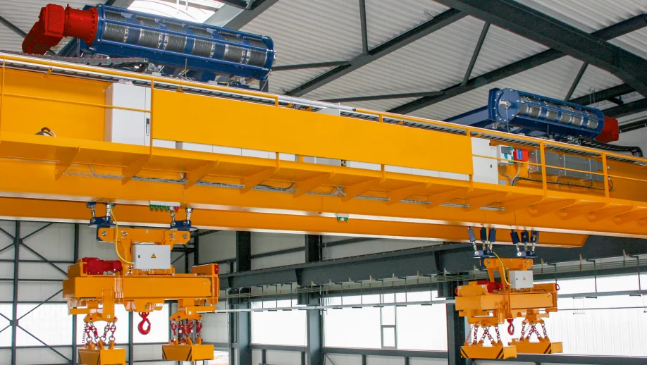 A bridge crane with two overhead hoist units 