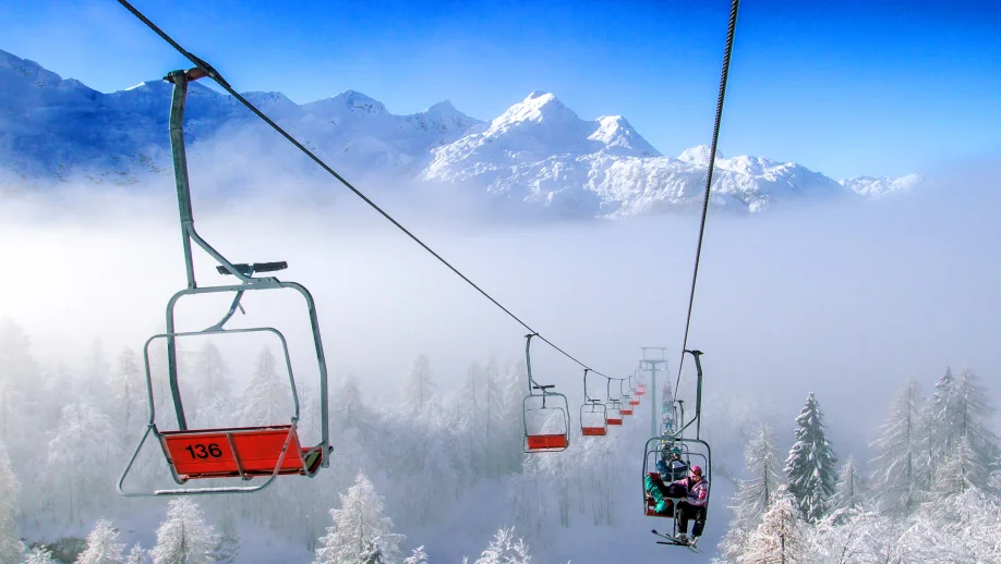 Drive solutions for ski lifts and cable cars